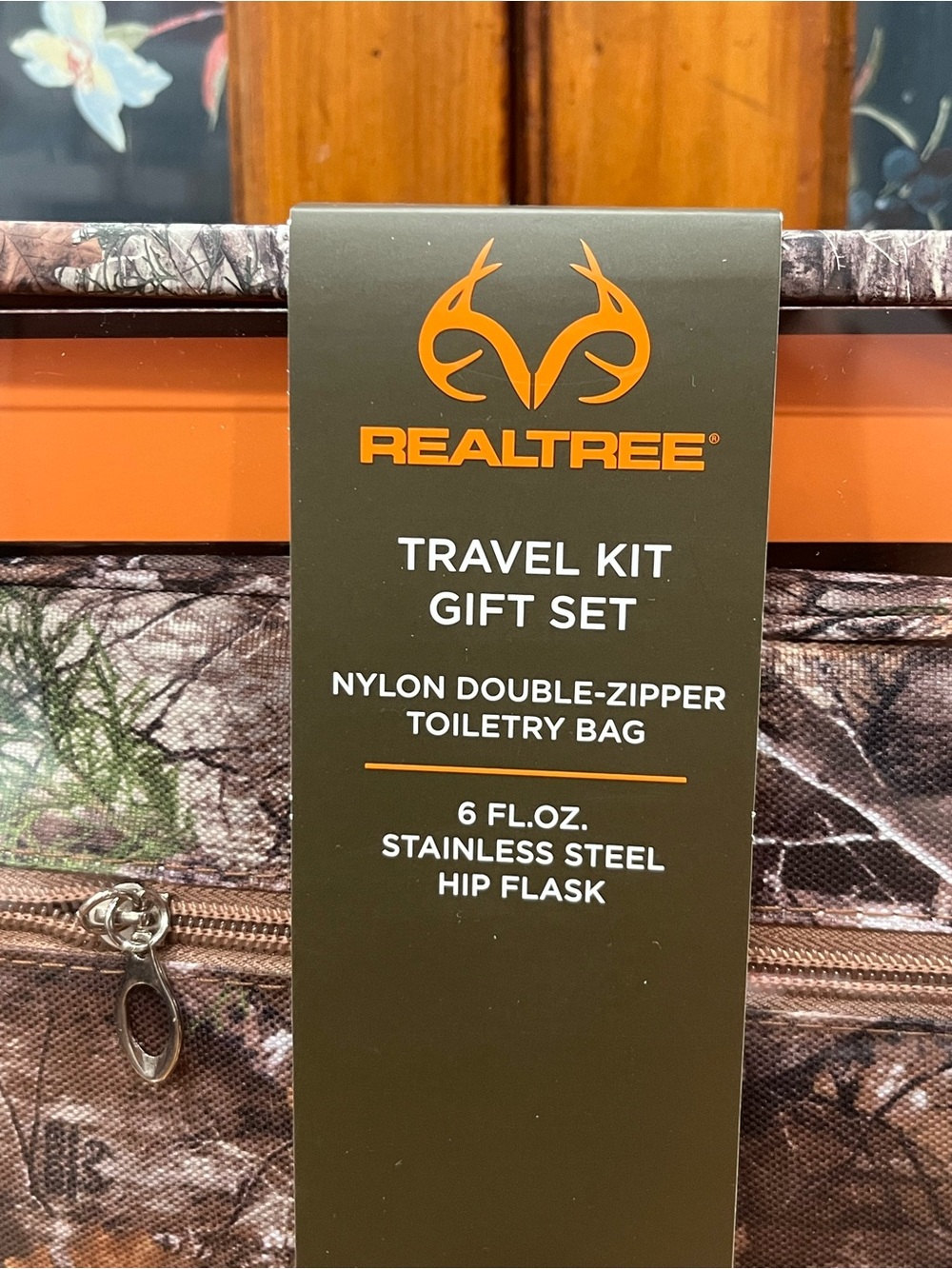 REAL TREE Travel Kit Gift Set – Camo Toiletry Bag & 6 oz Hip Flask - Outdoor - Picture 2 of 5